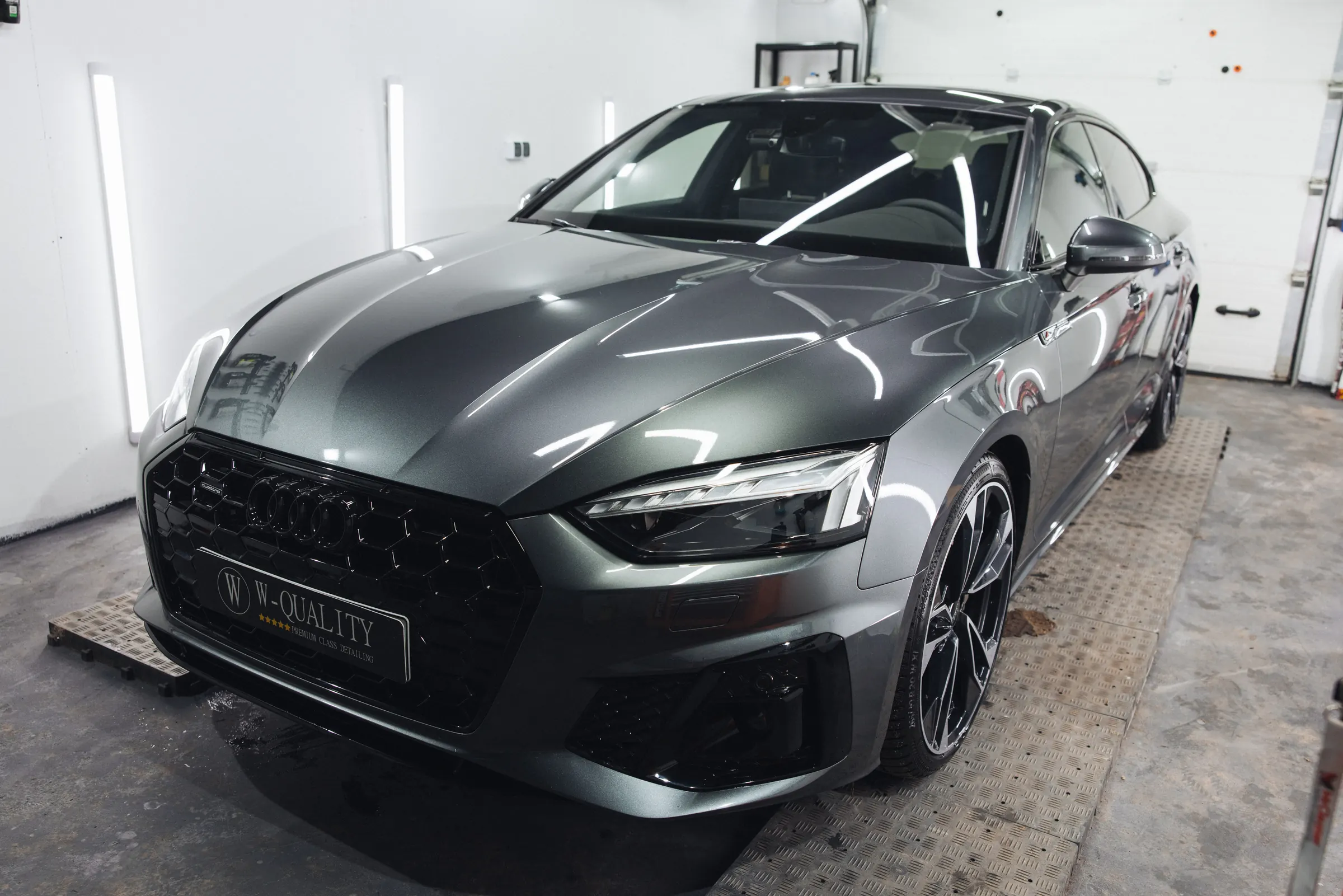 Szare Audi A5 Sportback w studiu W-Quality pod listwami LED