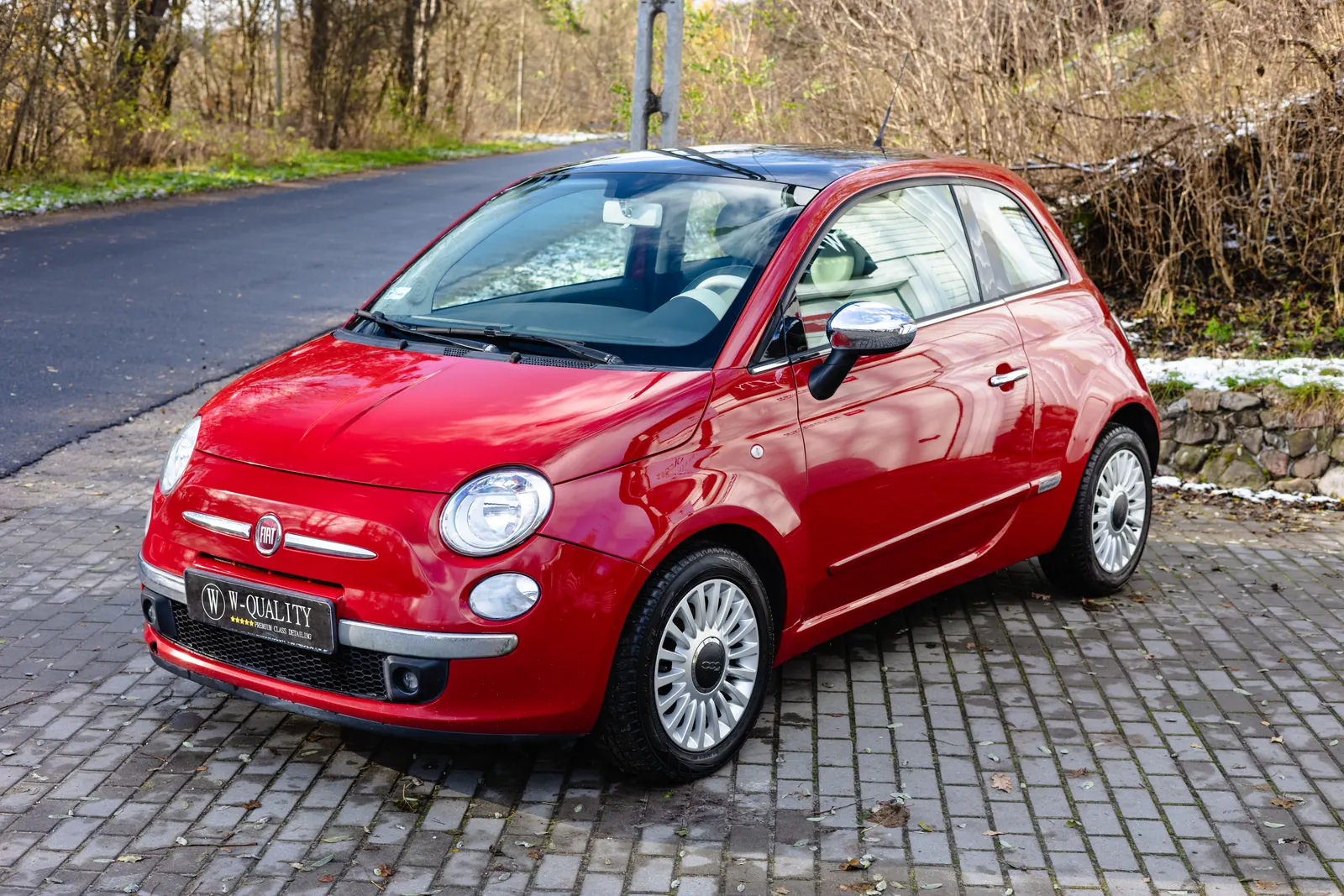 Czerwony Fiat 500 po detailingu przed sprzedażą, przed studiem W-Quality
