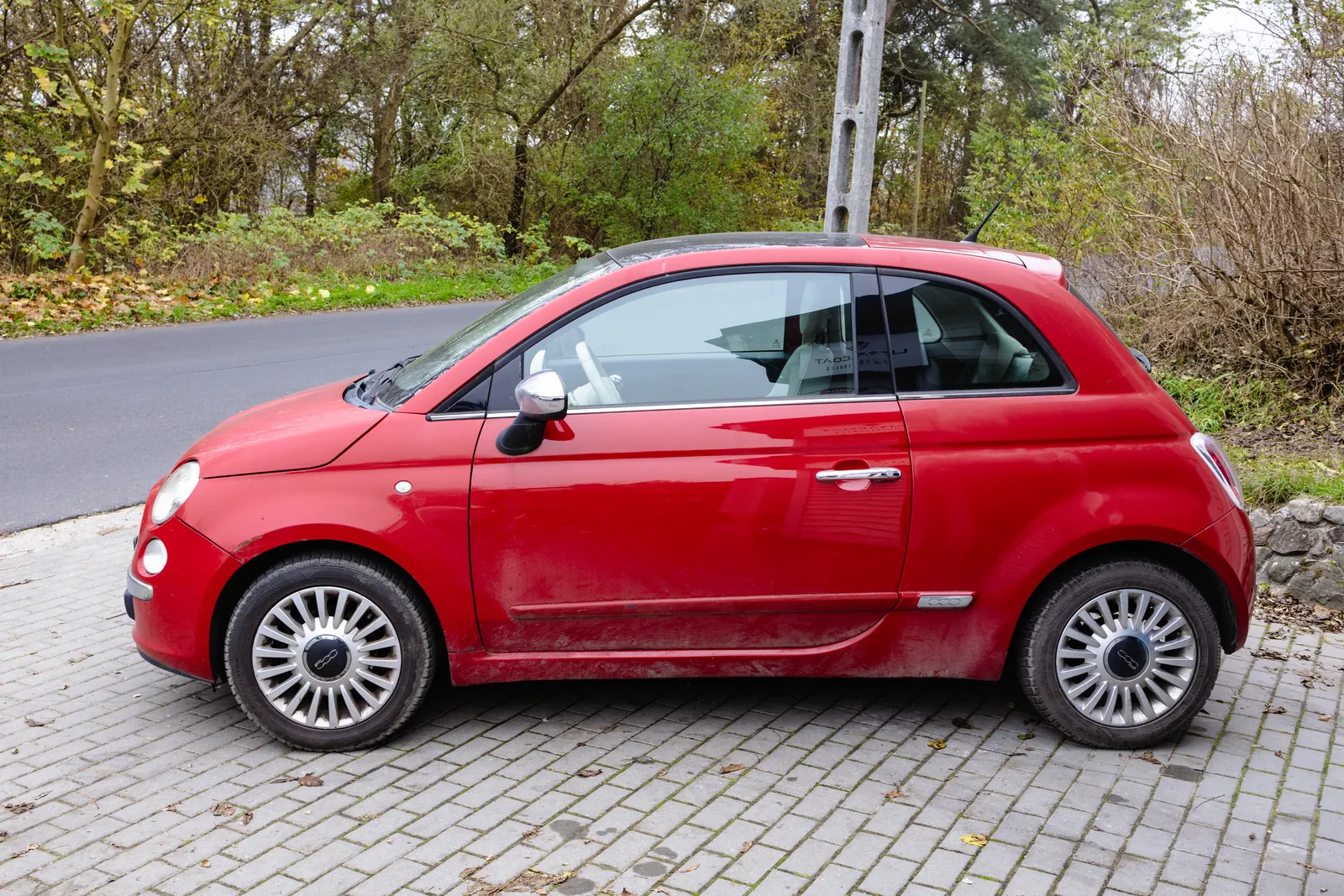 Fiat 500 przed detailingiem, brudne progi i matowy lakier