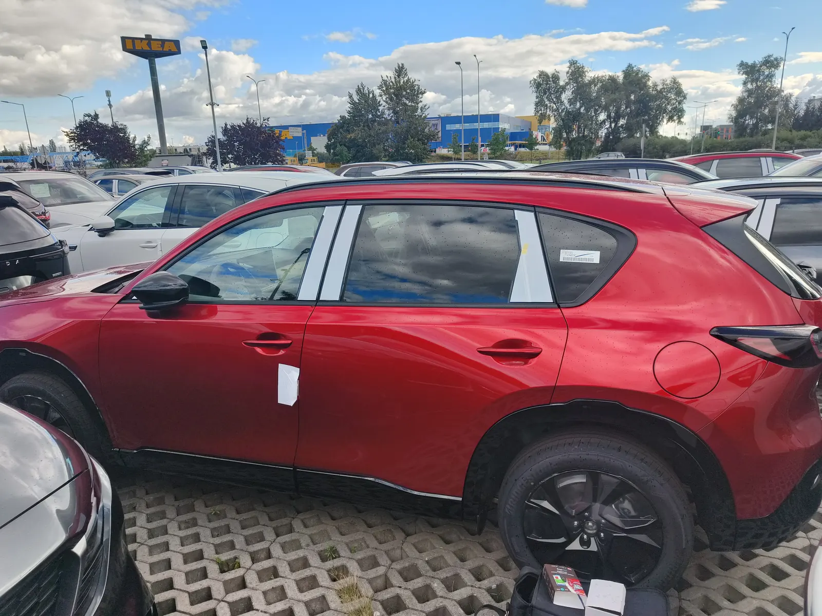 Nowa czerwona Mazda CX-5 na placu dealera przed odbiorem