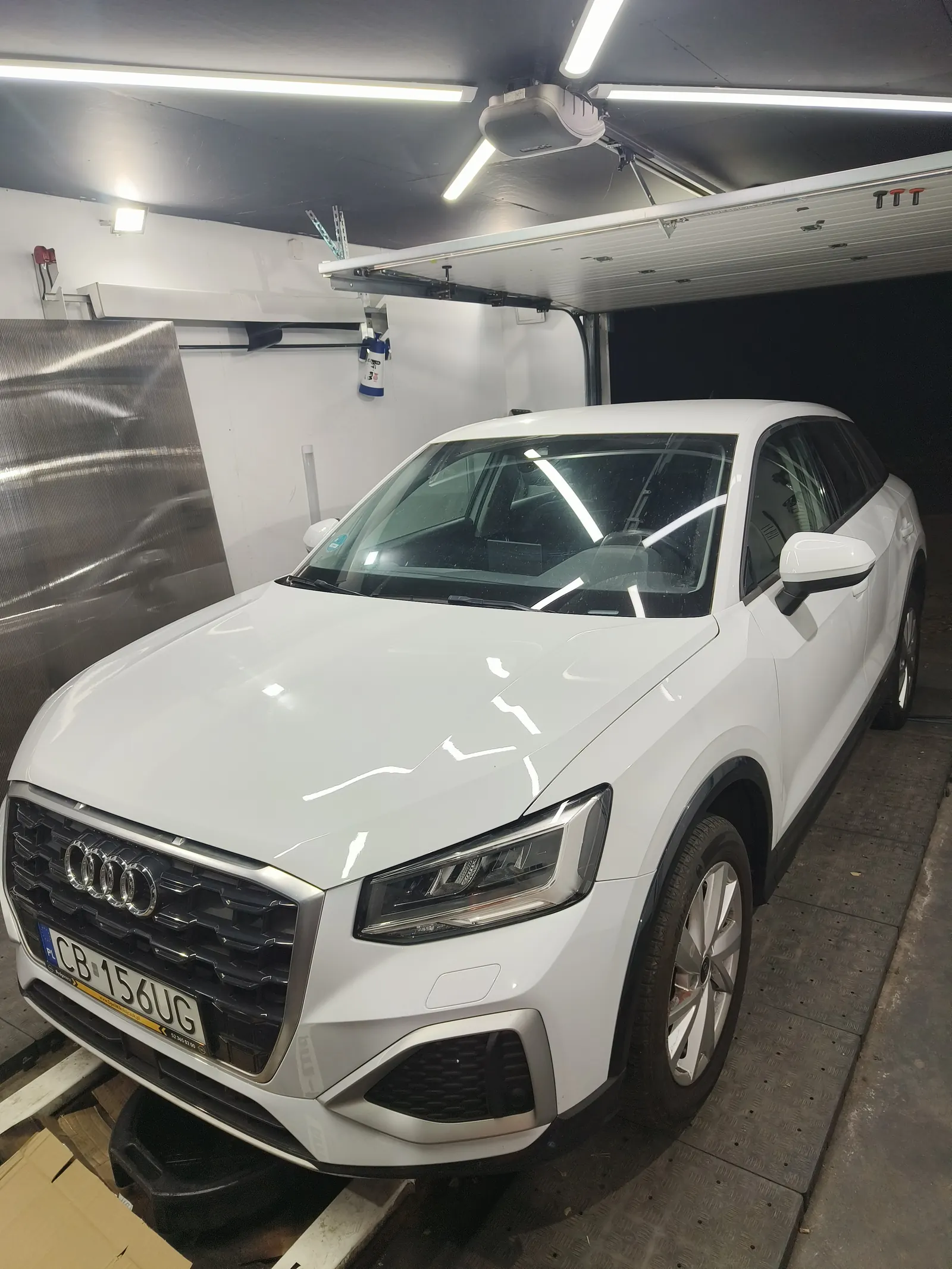 Białe Audi Q2 z czarnym dachem w studiu W-Quality
